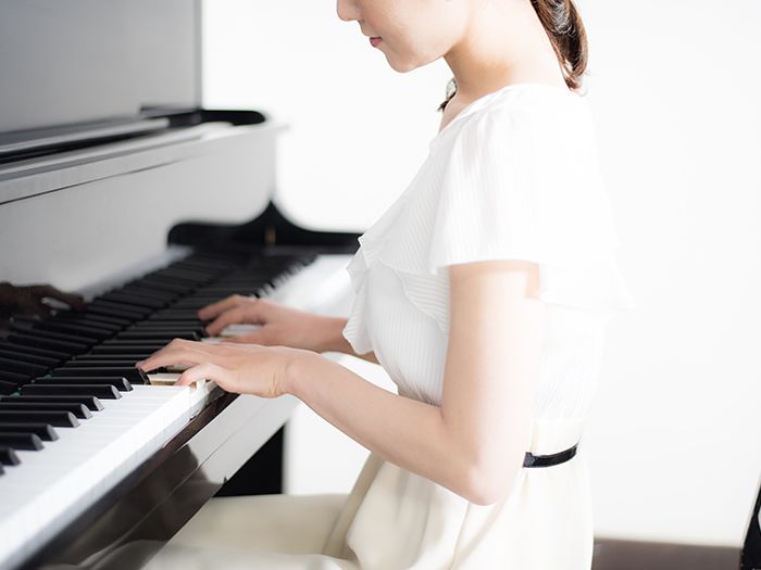 ピアノを弾いている女性